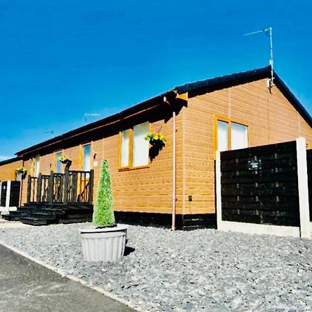 Tulip Cabin With Hot Tub York Exterior photo