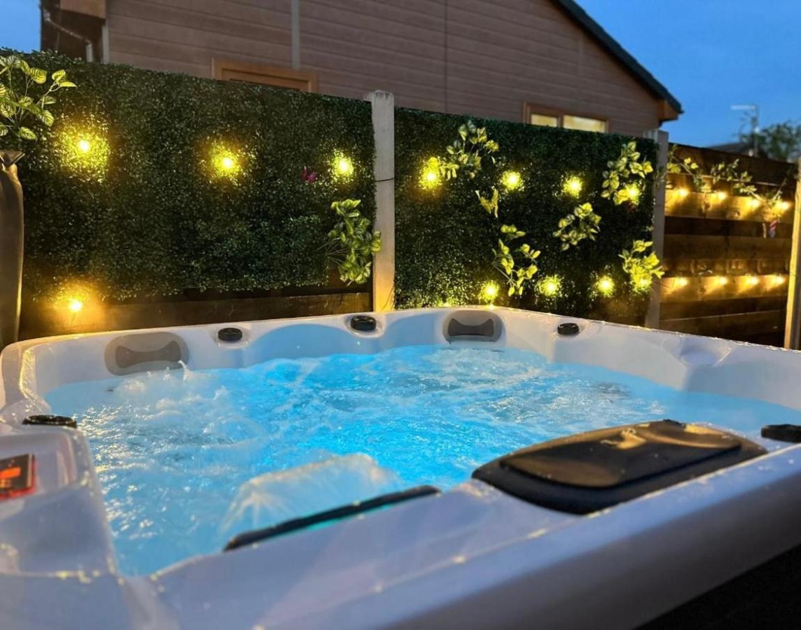 Tulip Cabin With Hot Tub York Exterior photo