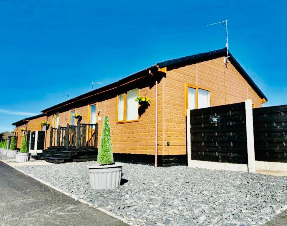 Tulip Cabin With Hot Tub York Exterior photo